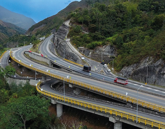 Carretera de montaña con curvas rodeada de naturaleza.