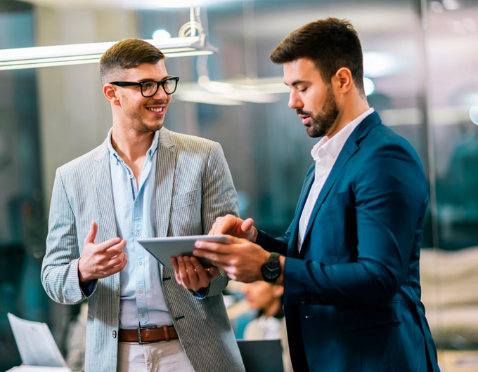 Foto de dos ejecutivos conversando