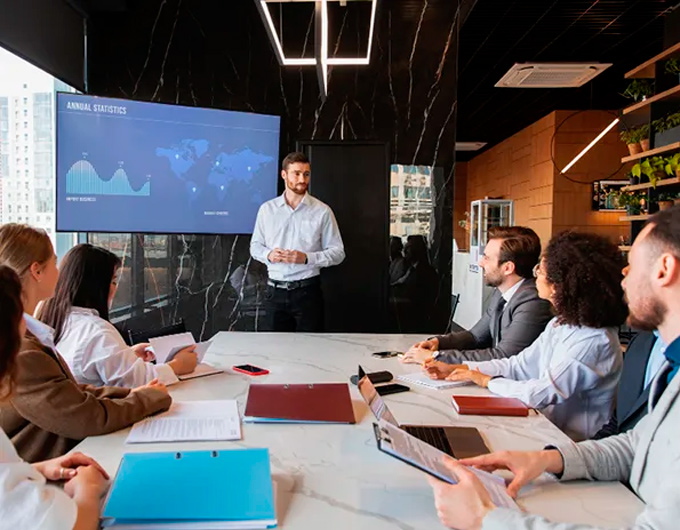 Reunión de negocios con presentación de estadísticas anuales.