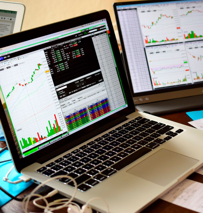 Foto de gráficas e indicadores en un computador.