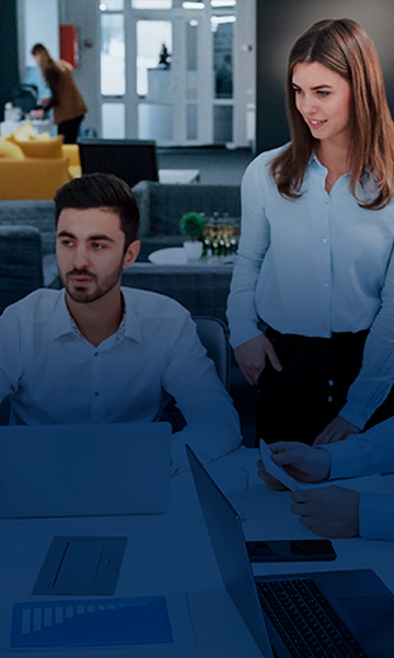 Equipo reunido en oficina moderna para sesión de trabajo.