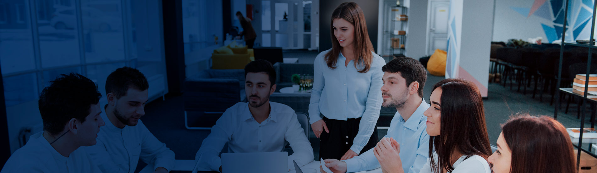 Equipo reunido en oficina moderna para sesión de trabajo.