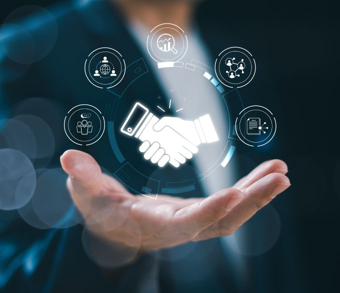 Mano sosteniendo un holograma de alianza empresarial con íconos tecnológicos.